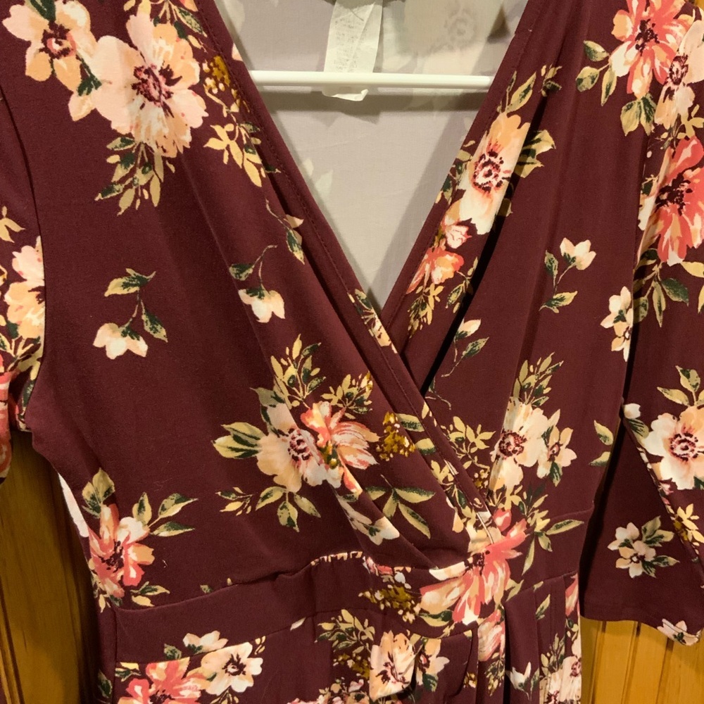 Chic Floral Mini Dress in Burgundy and Pink - Picture 2 of 3